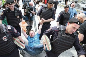 Rusija gėjus verčia keistis maldomis ir hipnoze