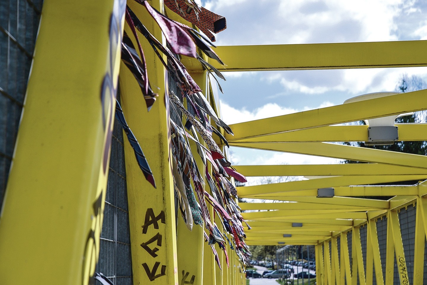 Pirmieji kaklaraiščiai ant pėsčiųjų tilto, esančio virš vakarinio aplinkkelio, buvo užrišti 2015 metų balandį.<br>V.Ščiavinsko nuotr.