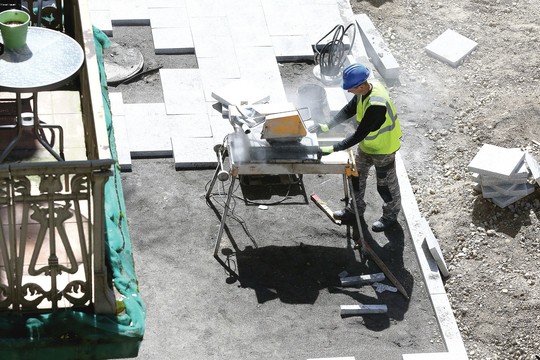Legendinei Bokšto gatvei  - betono trinkelės, Vilniaus gatvei - baltas granitas 