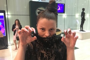 „Fusedmarc“ vokalistė „Eurovizijos“ vakarėlyje sublizgėjo nauju įvaizdžiu
