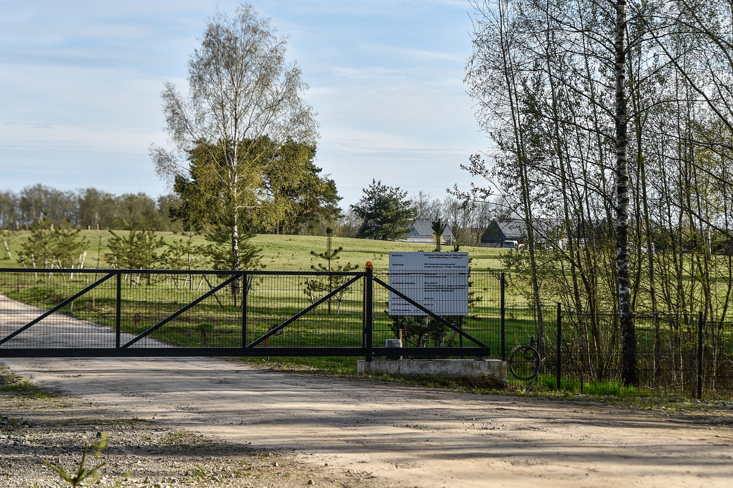 Netoli Meilės įlankos išdygusi R.Karbauskio rezidencija akylai saugoma.<br>V.Ščiavinsko nuotr.