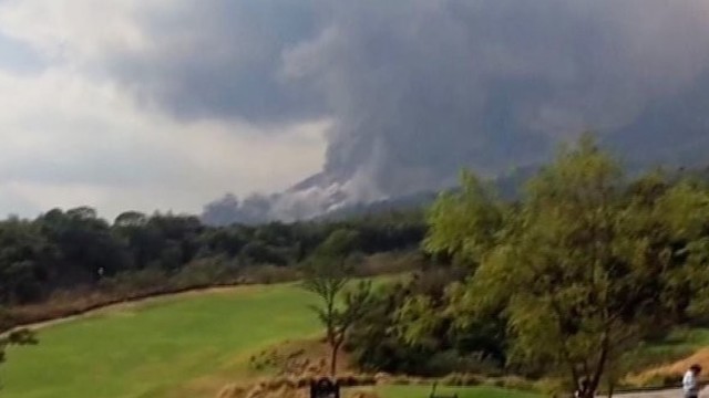 Fuego ugnikalnis išspjovė pelenų stulpą, evakuoti gyventojai