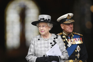 Princas Philipas traukiasi į šešėlį. Kas dabar talkins karalienei Elizabeth II karališkose pareigose?