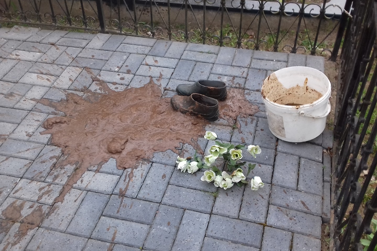 Ant kapo buvo užpilta fekalijų, palikti kaliošai ir plastmasinis kibiras su suplėšyta mergelės Marijos atvaizdo nuotrauka.