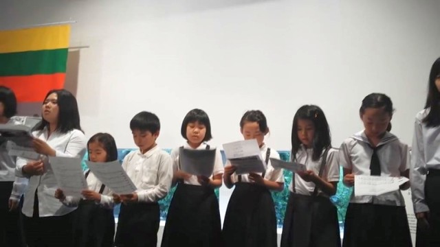 Holokausto švietimo centre japonų moksleiviai giedojo Lietuvos himną