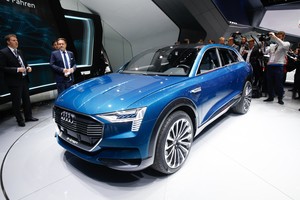 „Audi“ jau pradėjo prekybą pirmuoju savo elektriniu visureigiu