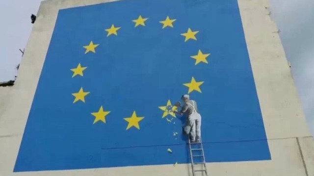 Naujas Banksy darbas: viena Europos Sąjungos žvaigžde mažiau