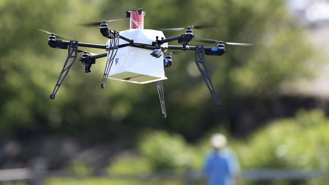 Pasaulį užkariauja dinamiškos ir azartiškos dronų lenktynės