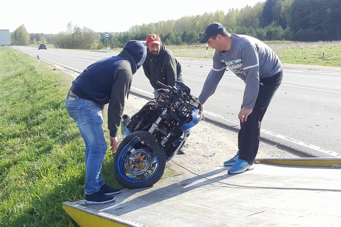 Vilniaus r. kaktomuša susidūrė motociklas ir lengvasis automobilis.