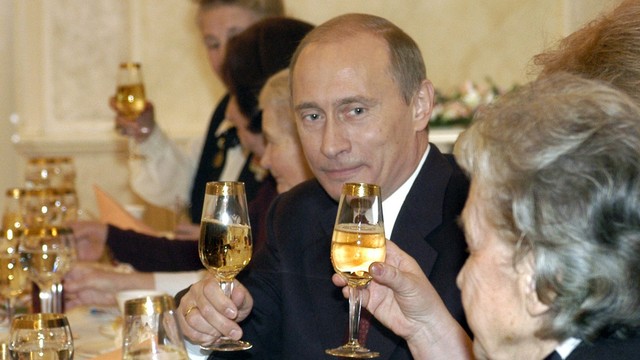 Vladimiras Putinas su gimtadieniu pasveikino savo buvusį vadovą
