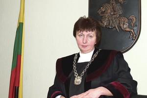 Teisėja rodo savo galią sergančiai pensininkei