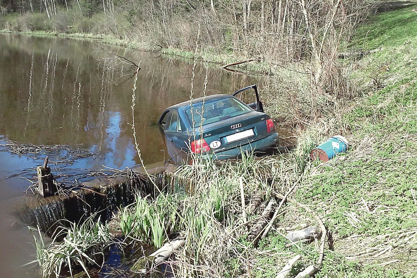 „Audi A4“ automobilis atsidūrė tvenkinyje.