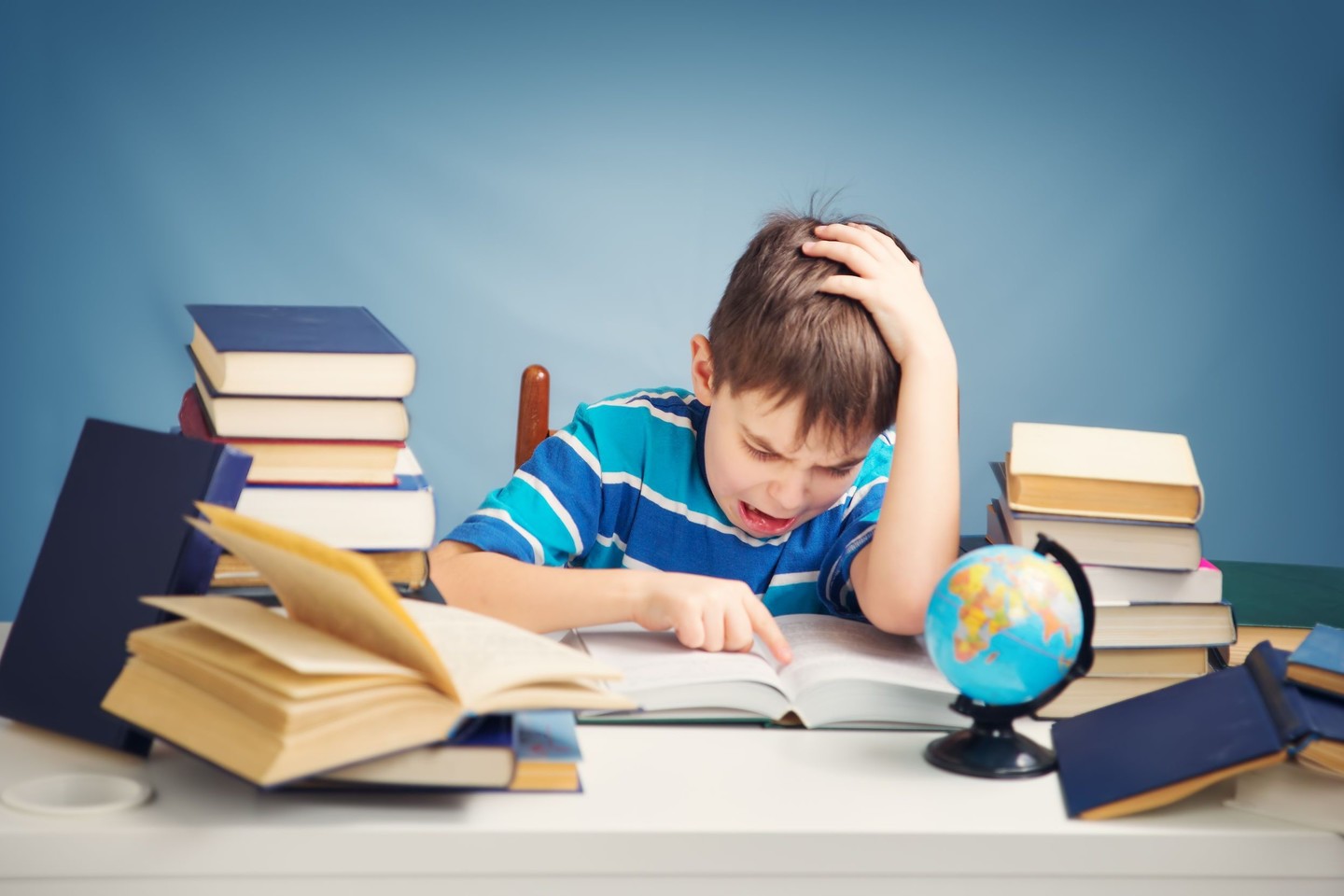  Kažkas, kas susiję arba su mokykla, arba su pačiu mokymusi, arba su namų darbų ruošimu, vaikui sukelia didelį stresą.<br> 123rf nuotr.