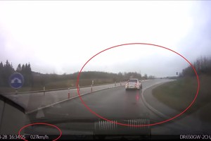 Nežymėta „Audi“ kelyje nufilmavę sportinį automobilį pareigūnai pasiuntė žinią vairuotojams