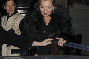 Supermodelio Kate Moss linksmybės tęsiasi: visas žavesys paskendo alkoholyje