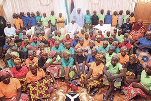 „Boko Haram“ išlaisvino dalį įkaičių, bet kova su džihadistais tik paaštrės