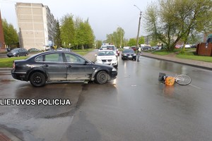 Per avariją sunkiai sužalota dviračiu važiavusi senolė