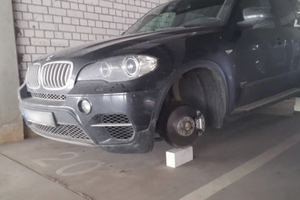 Prabangų BMW visureigį ant plytų radęs vyras: „Buvau sekamas“
