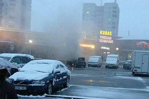 Šiauliuose ugnis per kelias minutes suniokojo automobilį