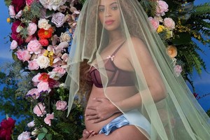 Dvynukų besilaukianti Beyonce demonstruoja ekstravagantišką stilių