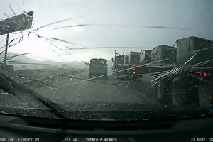 Vairuotoją užklupusi kruša automobilį sudaužė lyg kūju