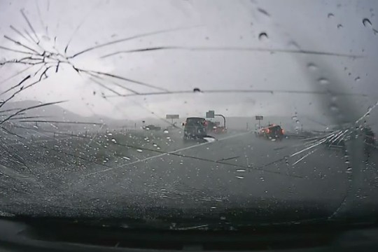 Ledo kruša automobiliui visiškai sudaužė priekinį langą