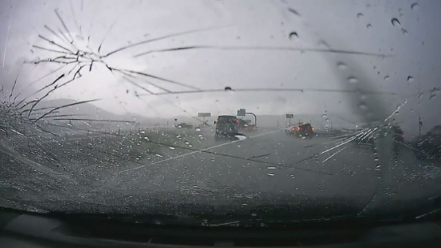 Ledo kruša automobiliui visiškai sudaužė priekinį langą