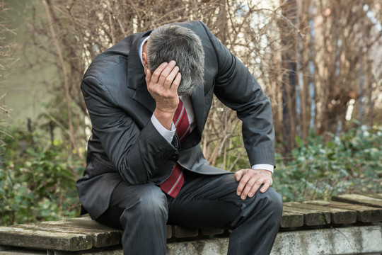Vis daugiau lietuvių kamuojanti liga dažną palieka be darbo