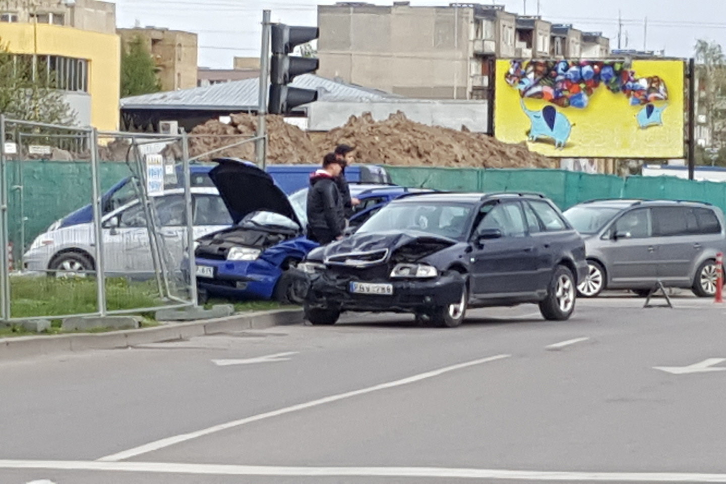 Judrioje Kauno sankryžoje susidūrė du automobiliai. Vieno iš jų vairuotojas sunkiai sužalotas.