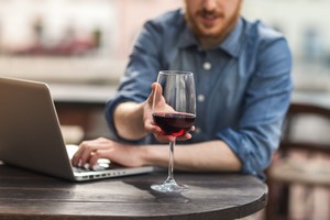 Dėl valstiečių karo su alkoholiu lietuviai liks be „YouTube“, „Facebook“