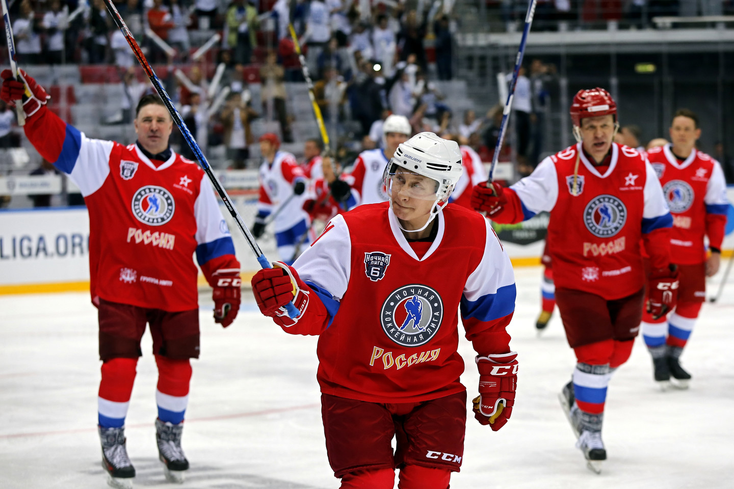  Rusijos prezidentas V.Putinas netikėtai tapo geriausiu mačo žaidėju, nors kovojo su ledo ritulio legendomis.<br> AFP nuotr.