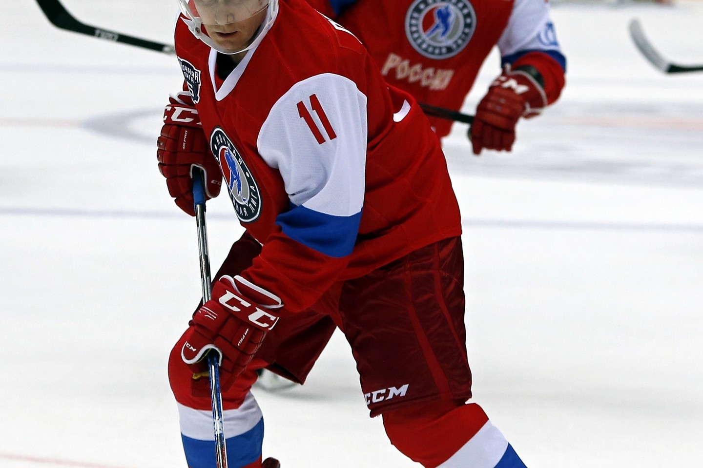  Rusijos prezidentas V.Putinas netikėtai tapo geriausiu mačo žaidėju, nors kovojo su ledo ritulio legendomis.<br> AP nuotr.