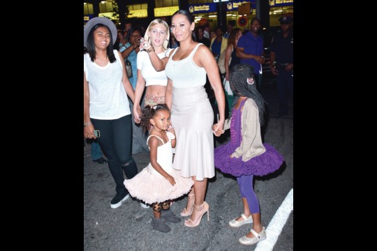 Kas Mel B vaikų auklę įtraukė į meilės žaidimus trise?