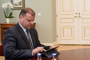 Saulius Skvernelis mušasi į krūtinę – neatims „Facebook“ iš lietuvių