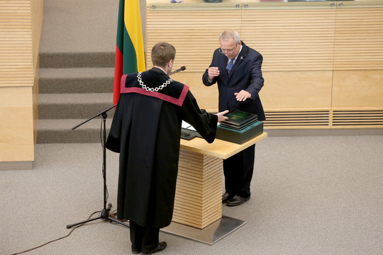 Prisiekė naujas Seimo narys „valstietis“ Antanas Baura