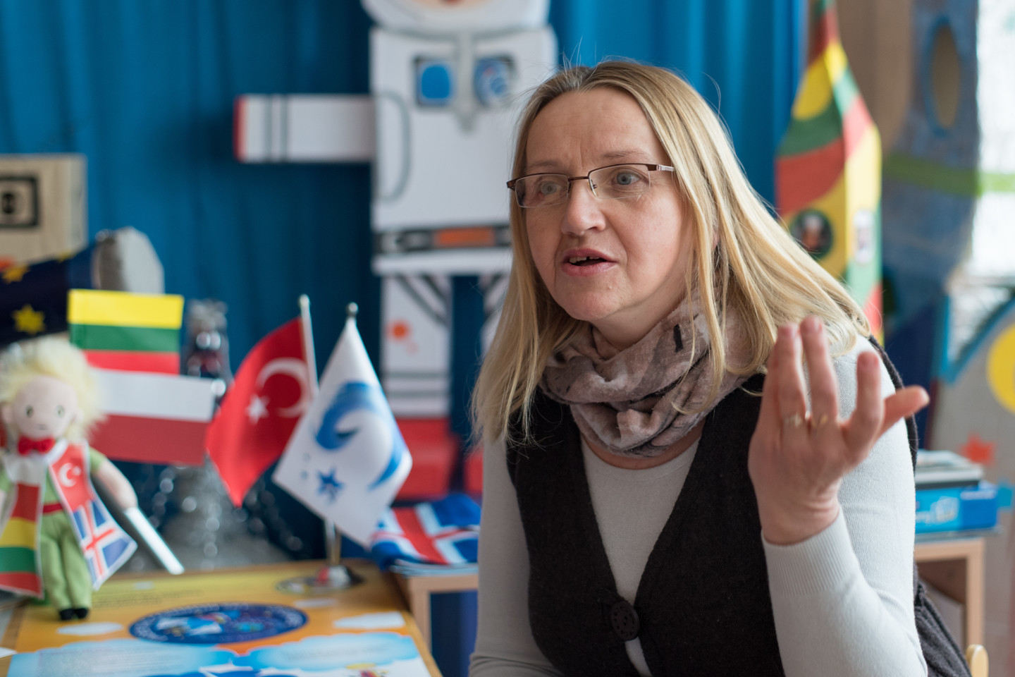 Projekto "Po atviru Europos dangumi" dalyviai ir kuria, ir bendrauja, ir mokosi vieni iš kitų. <br> V.Ščiavinsko nuotr.