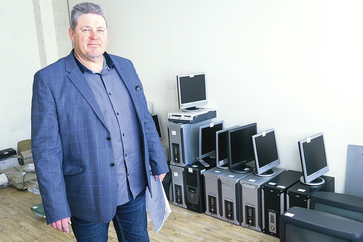 Kūno kultūros ir sporto departamento vyriausiasis specialistas aukciono vadovas E.Matusevičius pripažino, kad parduoti pasenusią ir netgi neveikiančią kompiuterinę techniką, sudilusį kilimą ar sulūžusias kėdes vargu ar pavyks.