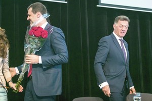 Kairiųjų polka aplink seniūno kėdę