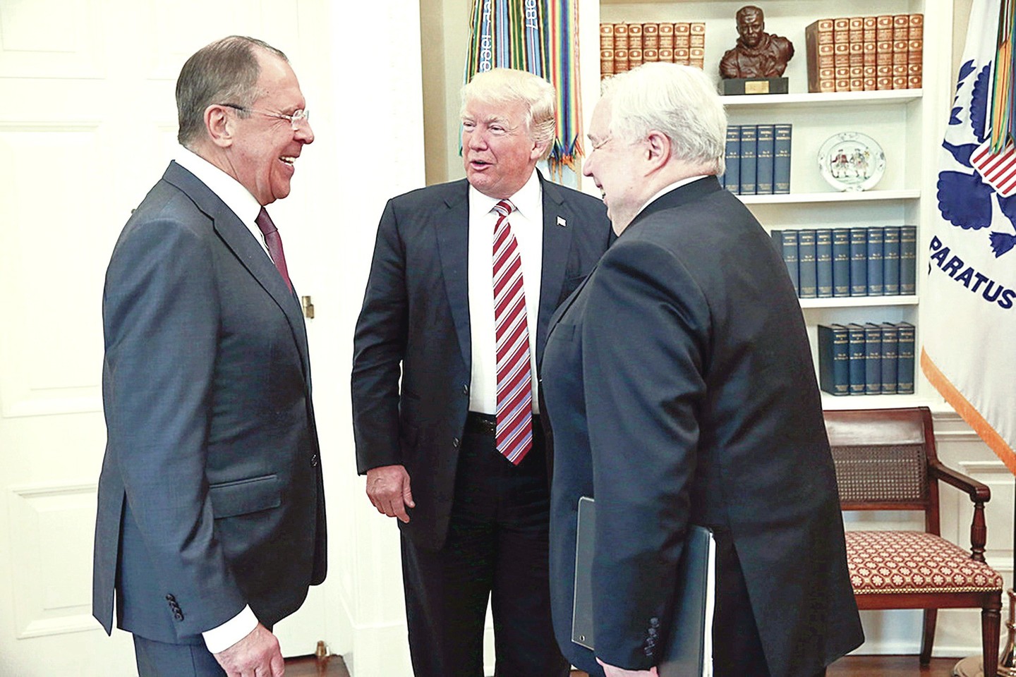 Kaip D.Trumpas (viduryje) juokauja su S.Lavrovu (kairėje) ir D.Kisliaku, galėjo užfiksuoti tik Rusijos fotografai.