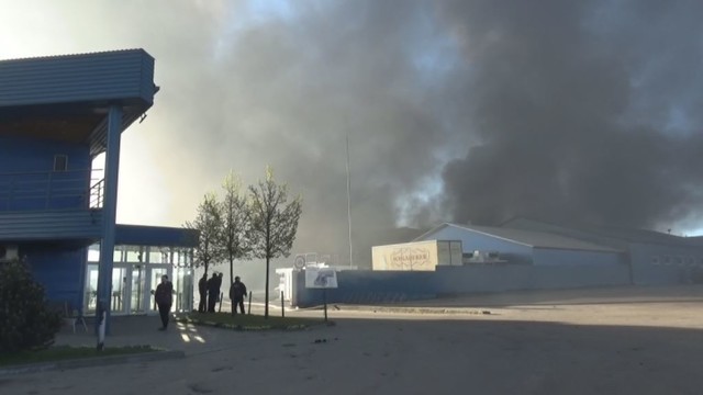 Raseinių r. dega didžiulės „Norvelita“ gamybinės patalpos, įvyko du sprogimai