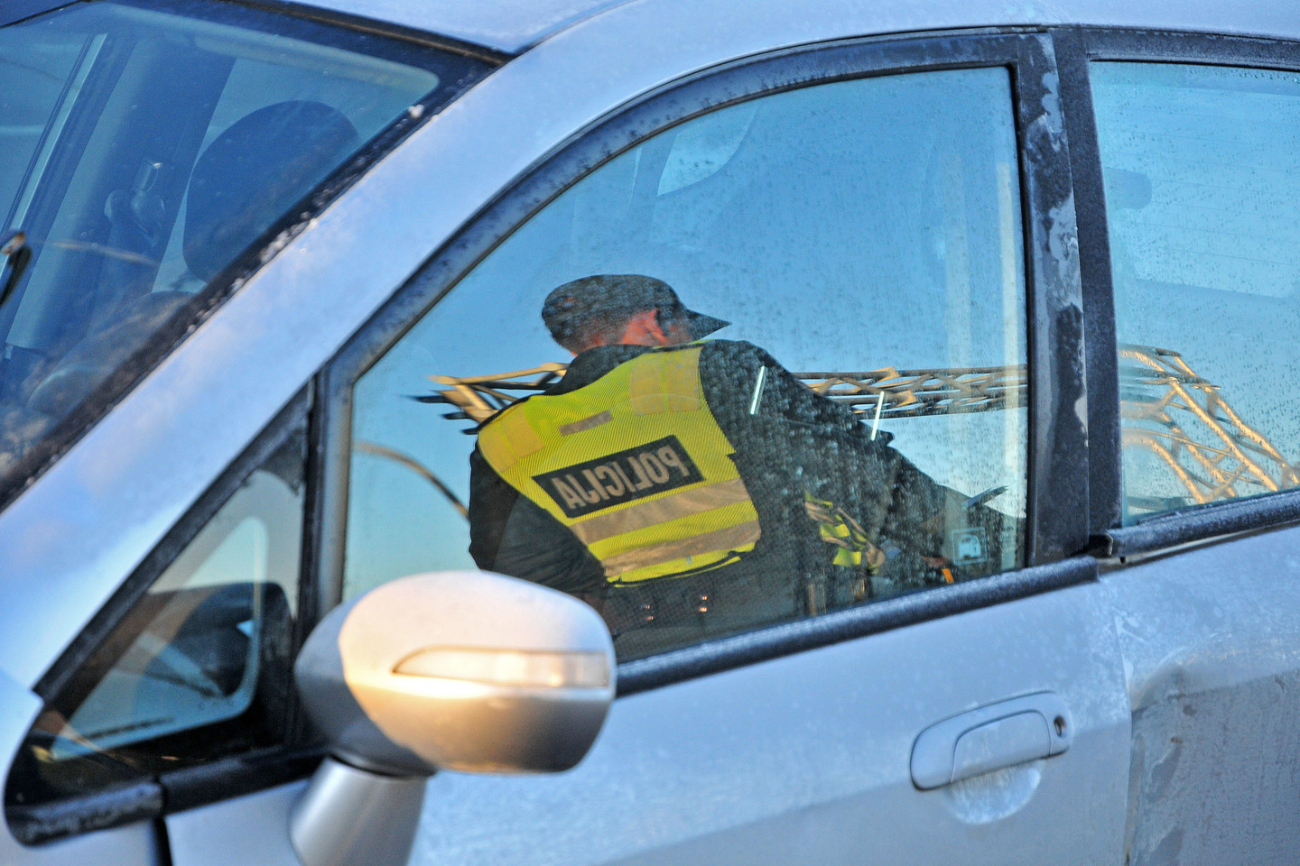 Nesuvaldytas vilkikas Vilniuje savo kelyje šlavė automobilius.