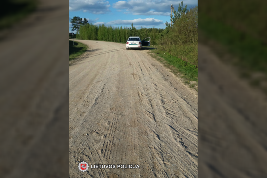 Traktoriumi važiavę girti vyrai Trakų rajone užmušė praeivį