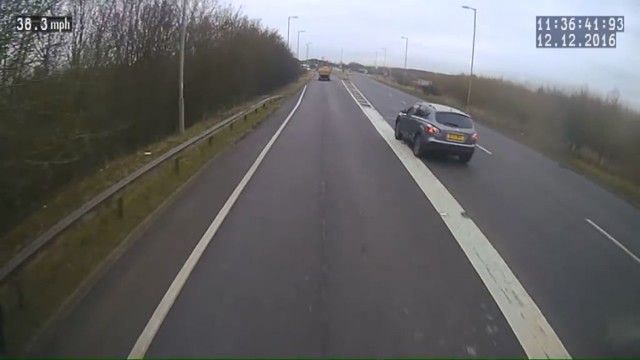Britų policija paviešino, kaip girta vairuotoja išskrieja iš žiedinės sankryžos 