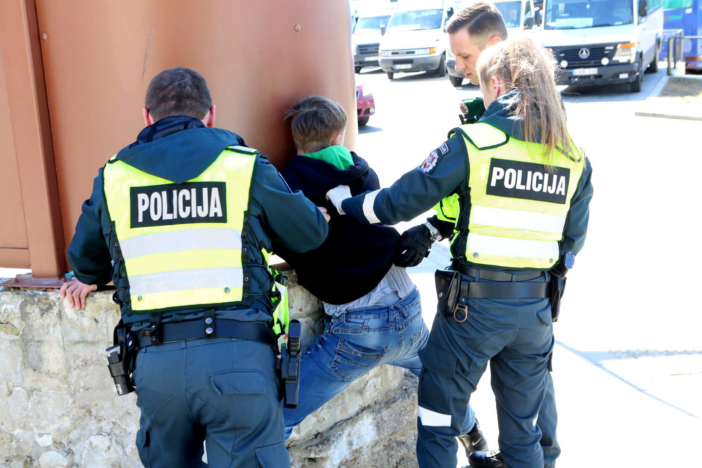 Prie Kauno autobusų stoties policijos pareigūnai surengė pasalą ir sulaikė tris žmones.