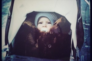 Vaikystės nuotraukoje – žinomas unikalaus balso savininkas. Ar atpažįstate?