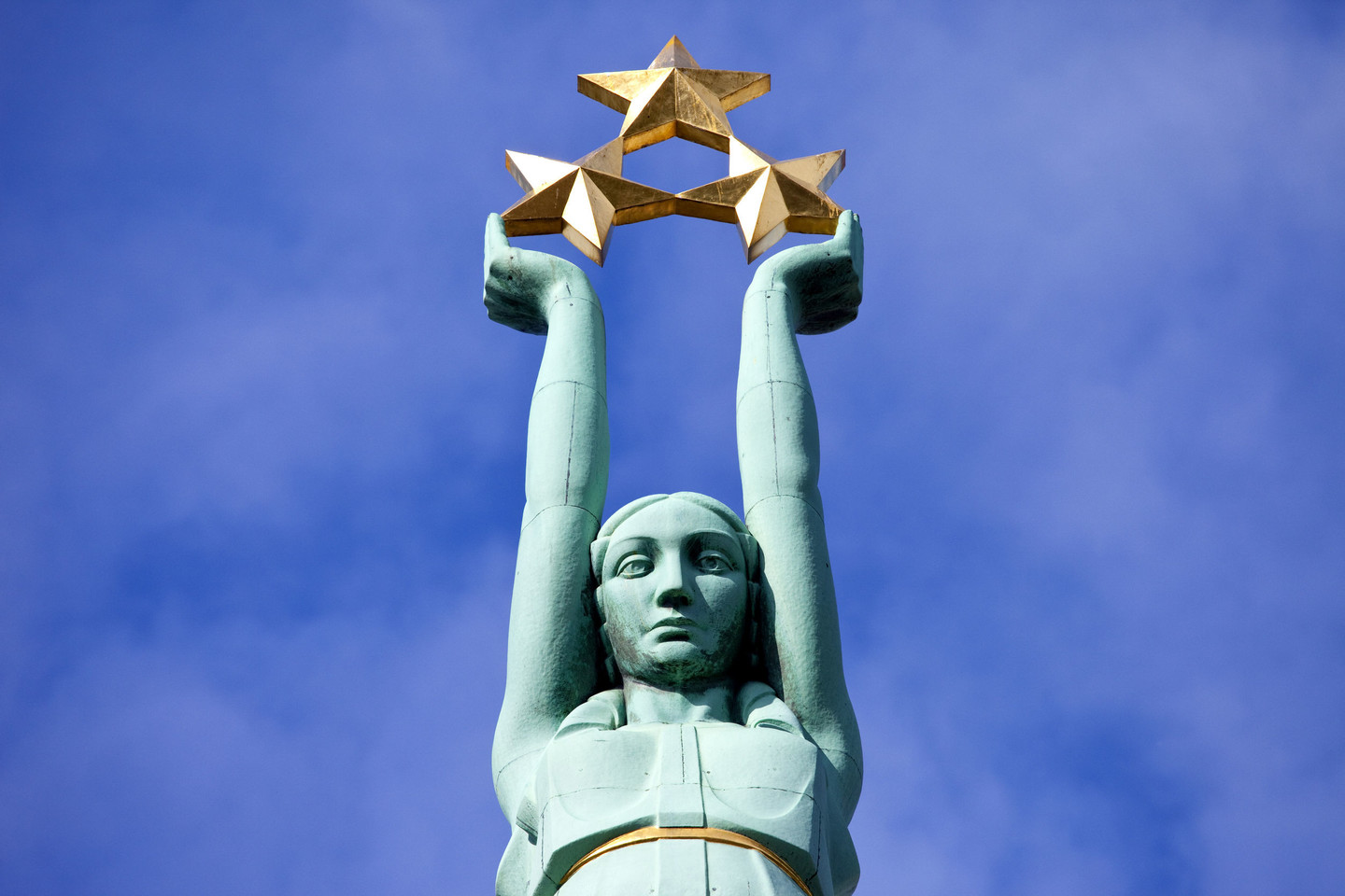 Laisvės statula – jauna mergina, kuri rankose laiko tris paauksuotas žvaigždes. <br> 123rf.com nuotr.
