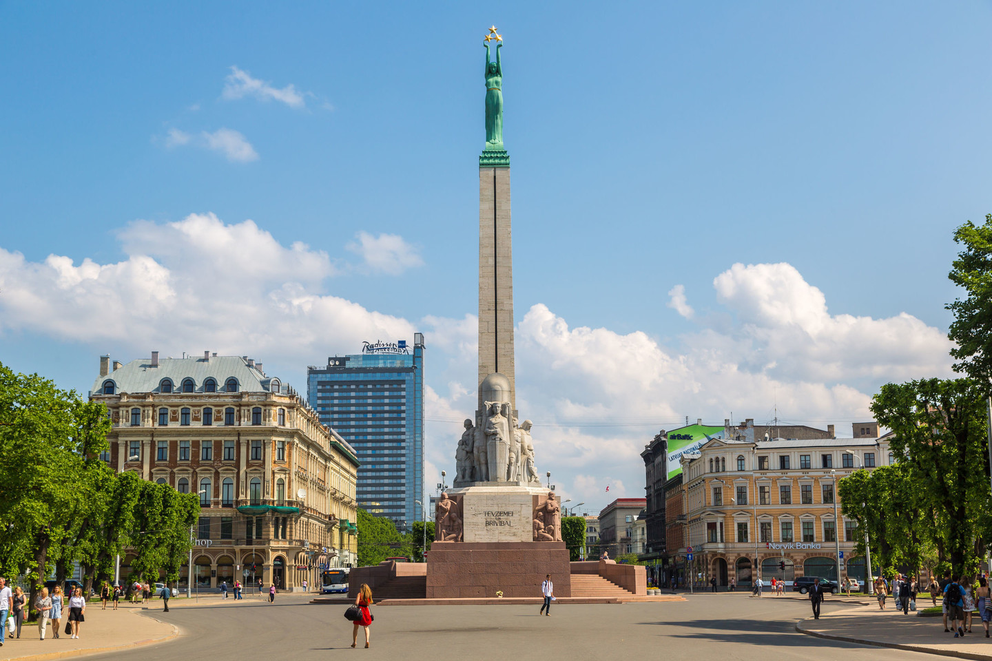 42 metrų aukščio statinys, pastatytas kritusių Laisvės kovose atminimui ir yra tikrų tikriausias latvių tautos vienybės simbolis, pastatytas dar 1935 metais ir ramiausiai atstovėjęs visus šimtmečio karus.