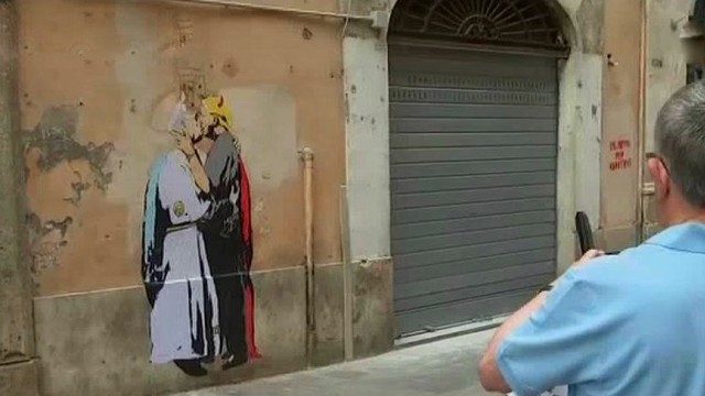 Ant namo sienos Romoje nupieštas grafitis sukėlė prieštaringų reakcijų bangą