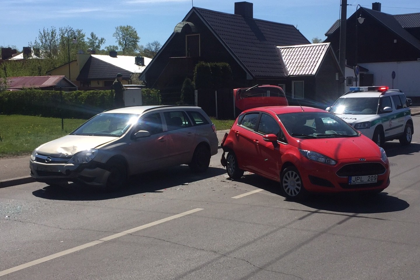  Kaune susidūrus "Opel" ir "Ford", sužeistas Lenkijos pilietis.<br> M.Patašiaus nuotr.
