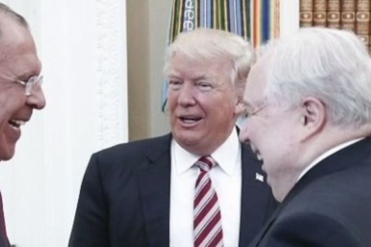 Netikėtai paskelbtos nuotraukos iš Donaldo Trampo ir Rusijos diplomatų susitikimo